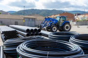 Tubos de las obras a la urbanitzacio Carreras de la Espluga para mejorar la red de abastecimiento de agua.