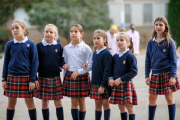 La falda escocesa del uniforme de las niñas pasará a incorporar un pantalón.