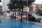 Varias calles en l'Ampolla se ha inundado a causa de la lluvia.