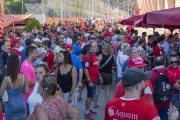 Imatge dels aficionats del Nàstic fent la prèvia al voltant del Nou Estadi Costa Daurada.