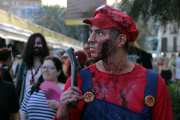 Una persona disfressada d'un Mario Bros zombi a la Zombie Walk 2023 de Sitges.