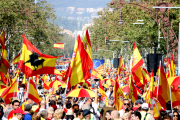 Una munió de banderes espanyoles a la manifestació contra l'amnistia al Passeig de Gràcia.