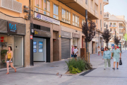 Imatge d'arxiu dels comerços del carrer Canyelles.