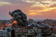 El fum s'eleva després que avions de combat israelians ataquessin la torre Palestina a la ciutat de Gaza.