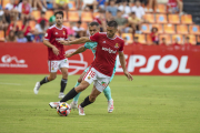 Borja Martínez protegeix la pilota davant un jugador del Barça Atlètic.