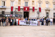 La consellera d'igualtat i Feminismes, Tània Verge, acompanyada de l'alcalde de Tarragona, Rubén Viñuales, entre altres autoritats al minut de silenci per condemnar la mort d'una dona presumptament per la seva parella al municipi.