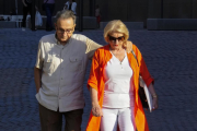 El exvicepresidente del Comité Técnico de Árbitros acompañado de su mujer al llegar al Instituto de Medicina Legal de Catalunya para su examinación.