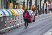 Imatge d'arxiu d'una noia circulant amb patinet sense casc a Tarragona.