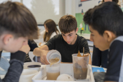 Un grup de joves, inaugurant el laboratori amb una activitat.