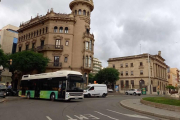 Imagen de archivo de un autobús de hidrógeno circulando por la Rambla.