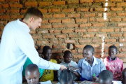 Marc Jardí, fent entrega d'unes llibretes a estudiants d'un centre educatiu d'Uganda.