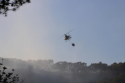 Un helicòpter dels Bombers de la Generalitat, des de la Pobla de Montornès, durant els treballs d'extinció de l'incendi forestal de Vespella de Gaià.