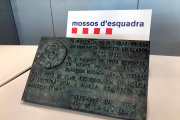 La placa de bronce conmemorativa sustraída de la Cruz de Matagalls.