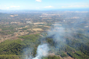 La columna de humo del incendio forestal y agrícola de Riudecanyes.