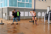 Vecinos de Alcanar retiran agua acumulada en el Paseo Marítimo.