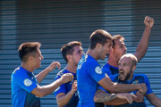 Los jugadores del Fuenlabrada celebran el tanto de Sergio Benito que remontaba el partido ante el Deportivo al añadido.
