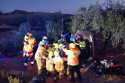 Los Bomberos flotando el rescate.