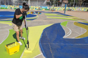 Pintades hortizontals de l'artista local Chenxin Tang a l'escola Cèlia Artiga.