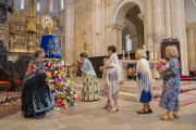 Un dels moments de l'ofrena floral a la Verge del Pilar, ahir a la Catedral.