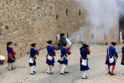 Imagen de los Amigos de los Castillos en la recreación de ataque y asalto a un baluarte en el Fossat de les Avançades.