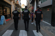 Agents de la Policia Local del Vendrell i dels Mossos patrullen a la Rambla del Vendrell durant la fira de Santa Teresa.