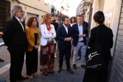 El president de la Generalita durant la seva visita als habitatges socials comprats pel Govern a Salt (Girona), ahir.