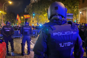 Agents de policia custodien la seu del PSOE al carrer Ferraz de Madrid.