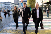 Carles Puigdemont, Jordi Turull y Míriam Nogueras después de salir del Parlamento Europeo en el marco de las conversaciones para la investidura.