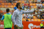 Dani Vidal dirigiendo su equipo durante el partido contra el Sabadell.