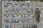 Fotografía aérea del depósito municipal de vehículos, desde el que se generará energía solar.