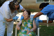 Resident del centre Feixa Llarga Laia González de l'Hospitalet en el moment de ser vacunada silmultàniament de grip i covid-19.