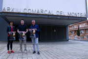 La regidora de Cultura d'Amposta, Inés Martí; el coordinador del I Congrés Sebastià Juan Arbó, Josep Antoni Forcadell; i l'alcalde d'Amposta, Adam Tomàs, davant de l'Arxiu Comarcal del Montsià, a Amposta.