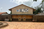 Fotografia de l'exterior del centre educatiu en què es duran a terme les reformes.