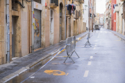 Imatge del carrer del Lleó de Tarragona, encara amb la zona taronja, aquest dilluns.