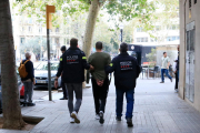 Els Mossos d'Esquadra s'emporten un detingut d'un dels registres a Barcelona en una operació contra una organització criminal italiana establerta a Catalunya vinculada al tràfic de drogues.