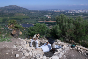 Vista de las excavaciones en el poblado ibérico del Antiguo de Amposta, con el Montsianell y la ciudad, al fondo.