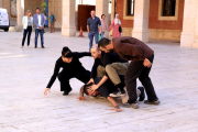 La teniente de alcalde y el alcalde de Tortosa, Mar Lleixà y Jordi Jordan, y el coreógrafo Roberto Olivan mirando a los bailarines de The Concept.