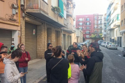 Imatge de manifestants reunits per evitar un desnonament avui a Reus.