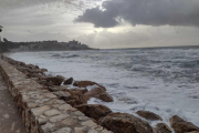 El fort onatge encara colpejava ahir el passeig de Botigues de Mar i cobria l'espai de sorra.
