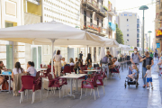 Imatge d'arxiu del carrer de Lleida, on hi ha diversos bars i restaurants amb terrasses col·locades a la via pública.