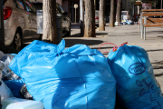 Alcorques de árboles de Sant Sadurní de Anoia llenos de bolsas de basura.