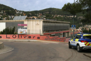 La Policia Local de Vallirana davant de l'escola L'Olivera després de sortir a la llum les presumptes agressions sexuals al centre.