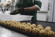 Elaboració de panellets a l'obrador de la pastisseria La Vienesa de Mataró.