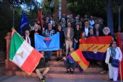 Fotografia de família d'autoritats i entitats memorialistes en l'acte d'homenatge del 85è aniversari del comiat de les brigades internacionals a l'Espluga de Francolí.