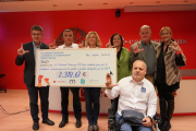 Fotografía del acto de entrega de la recaudación del III Concierto Solidario en beneficio de la Asociación Swim For Ela.