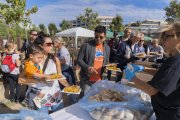 El parc de Manuel Albinyana es va omplir de gom a gom per degustar la paella popular.