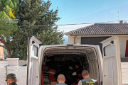 Agentes de la Guardia Civil cargando productos falsificados hallados en el cacheo de un chalet de Riudecanyes.