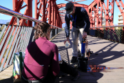 Dos investigadors de la Universitat de Lleida prenen mostres de l'aigua de l'Ebre al pont roig de Tortosa.