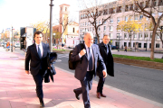 L'exdirector d'IQOXE, José Luis Morlanes, acompanyant dels seus advocats, després de declarar davant del jutjat d'instrucció número 1 de Tarragona.