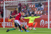 El davanter del Nàstic, Pablo Fernández, rematant a porta durant el partit de diumenge.